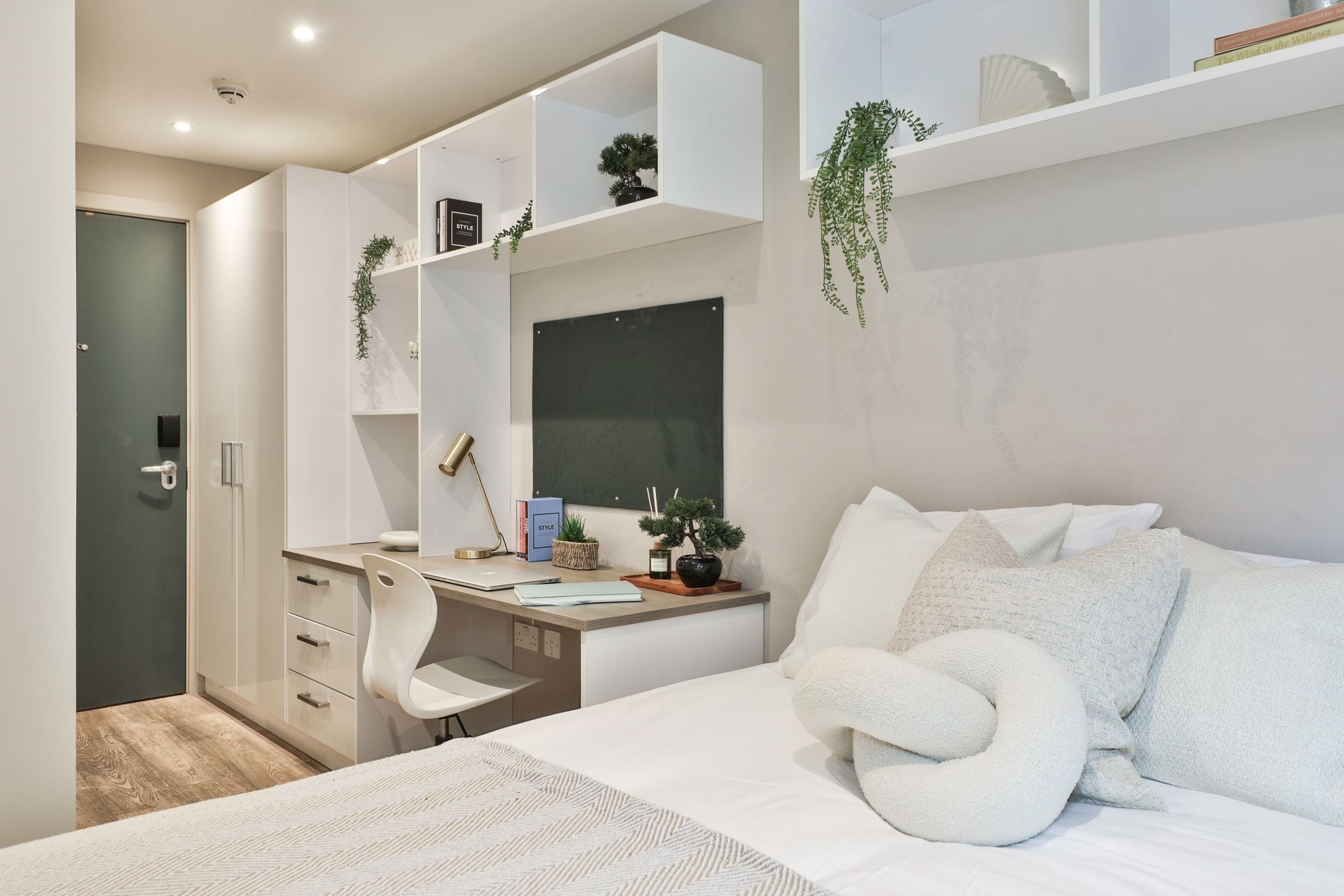 Basic Shared Duplex - Shared Bathroom